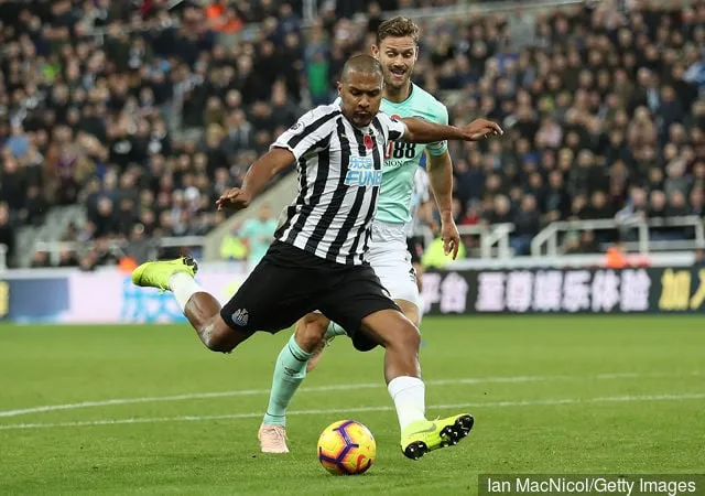 Salomon Rondon del Newcastle Unites sfugge a Simon Francis del Bournemouth per passare in porta durante la partita della Premier League tra Newcastle United e AFC Bournemouth al St. James Park...' title='Salomon Rondon reagisce su Twitter alla vittoria del Newcastle sul Bournemouth
