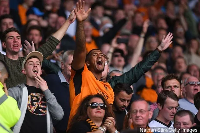 Un fan des Wolves chante lors du match de championnat Sky Bet entre Derby County et Wolverhampton au stade iPro le 12 août 2017 à Derby en Angleterre.' title='Les fans des Wolves défendent John Ruddy au milieu des critiques après la performance de Norwich