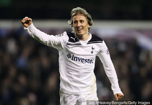 Luka Modric, a Tottenham Hotspur játékosa ünnepli a Tottenham gólját' title='A Tottenham Hotspur szurkolói gratulálnak Luka Modricnak az Aranylabdához