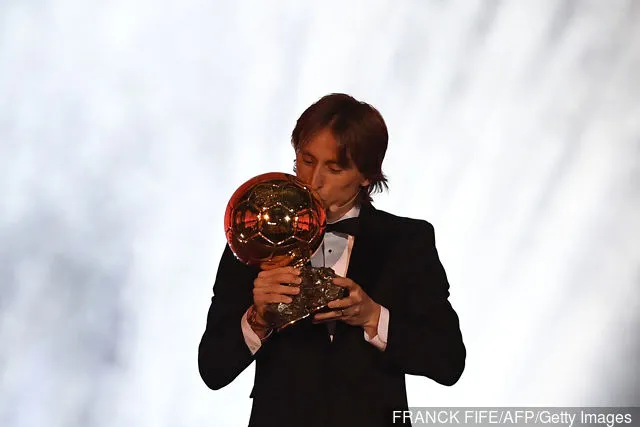 TOPSHOT – Real Madrid' title='A Tottenham Hotspur szurkolói gratulálnak Luka Modricnak az Aranylabdához