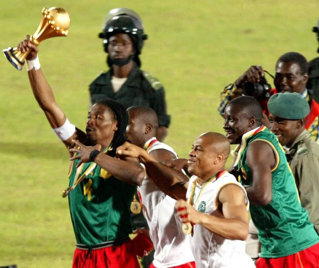 FODBOLD-CAN2002-CAMERUON-JUBI' title='Camerouns VM-chef Rigobert Song spillede i Liverpool West Ham
