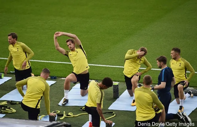 Harry Kane von Tottenham Hotspur wärmt sich während einer Tottenham Hotspur-Trainingseinheit vor dem Champions-League-Gruppe-H-Spiel zwischen Tottenham Hotspur und Real Madrid im Estadio auf...' title='Bestätigt: Aufstellungen zwischen Real Madrid und Tottenham Hotspur