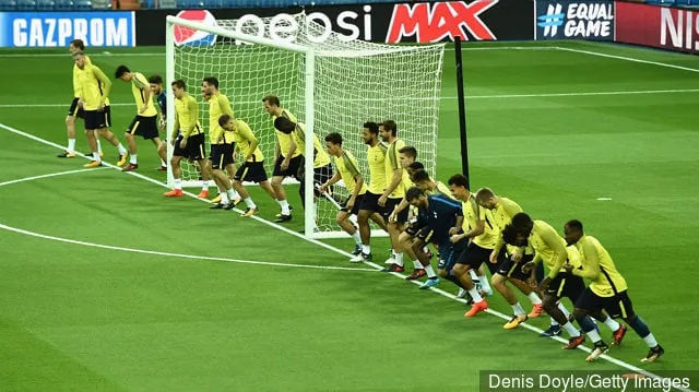 MADRID SPANIEN – 16. OKTOBER: Das Team wärmt sich während einer Tottenham Hotspur-Trainingseinheit vor dem Champions-League-Gruppe-H-Spiel zwischen Tottenham Hotspur und Real Madrid im Estadio Santiago auf...' title='Bestätigt: Aufstellungen zwischen Real Madrid und Tottenham Hotspur