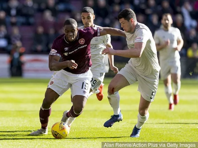 30. maaliskuuta 2019 Tynecastle Park Edinburgh Skotlanti; Ladbrokes Premiership jalkapallo Heart of Midlothian vastaan Aberdeen; Scott McKenna Aberdeenista ja Uche Ikpeazu Heartsista kilpailevat...' title='Voisiko Celtic hyötyä Scott McKennan kanssa, jos Aston Villa hankkii lainaajia?