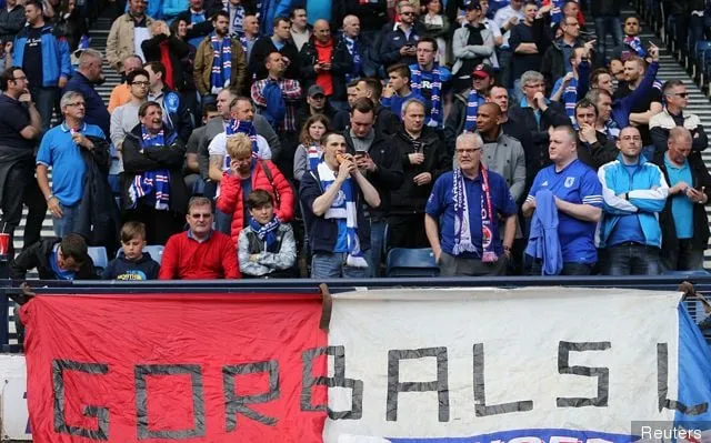 バナーを掲げるレンジャーズファン' title='スティーブン・ネイスミス「レンジャーズはセルティックと競争しなければならない」