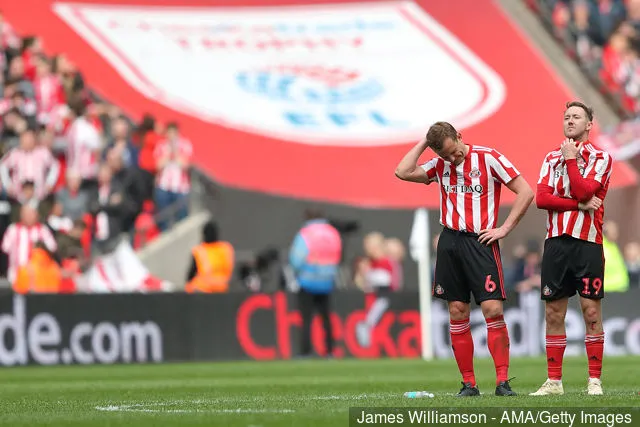 En nedslagen Lee Cattermole från Sunderland under Checkatrade Trophy-finalen mellan Sunderland AFC och Portsmouth FC på Wembley Stadium den 31 mars 2019 i London, England.' title='Lee Cattermole kommenterar sin missade straff för Sunderland