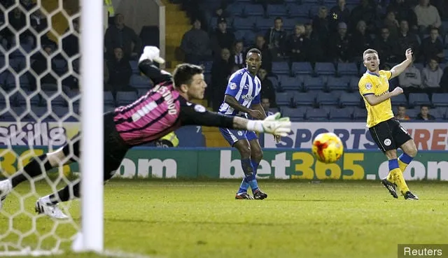 Callum McManaman von Wigan Athletic mit Keiren Westwood von Sheffield Wednesday' title='Keiren Westwood von Sheffield Wednesday gibt Unsicherheit über den Platz der Republik Irland zu