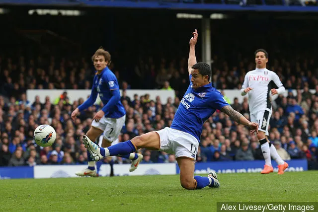 Tim Cahill, az Everton megszerezte a negyedik gólt a Barclays Premier League Everton–Fulham-mérkőzésén a Goodison Parkban 2012. április 28-án, Liverpoolban, Angliában.' title='Az Everton szurkolói Tim Cahill előtt tisztelegnek az ausztrál hattyúdal után