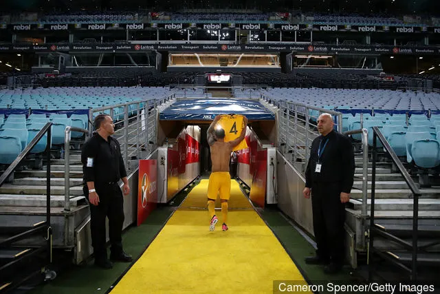 Az ausztrál Tim Cahill végigsétál a játékosok alagútján, miután futballként játszotta utolsó mérkőzését az Australian Socceroos és a Libanon közötti nemzetközi barátságos mérkőzés után...' title='Az Everton szurkolói Tim Cahill előtt tisztelegnek az ausztrál hattyúdal után