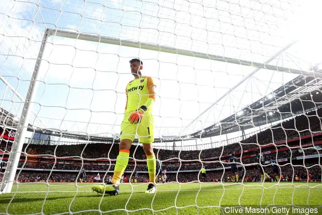 West Ham Unitedin Lukasz Fabianski näyttää masentuneelta päästyään maalin Valioliigan ottelussa Arsenal FC:n ja West Ham Unitedin välillä Emirates Stadiumilla 25. elokuuta 2018...' title='West Ham Unitedin maalivahti Lukasz Fabianski kertoo loukkaantumisestaan