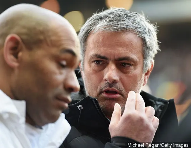 Jose Mourinho, manager de Chelsea, et l'entraîneur Jose Morais en discussion avant le match de Barclays Premier League entre Aston Villa et Chelsea à Villa Park le 15 mars 2014 à...' title='Jose Mourinho envoie un message à l'ancien assistant de Chelsea, Jose Morais