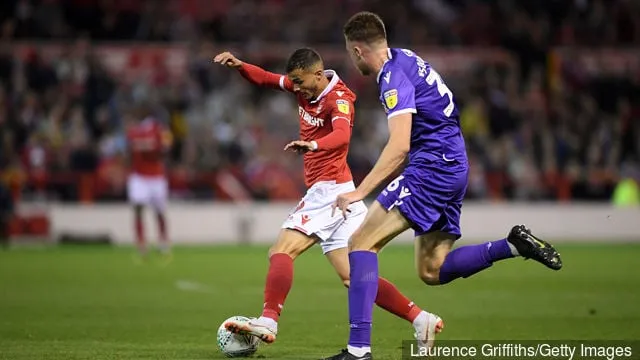 9月にシティ・グラウンドで行われたカラバオカップ3回戦、ノッティンガム・フォレスト対ストーク・シティの試合で、ストーク・シティのハリー・ソウターとノッティンガム・フォレストのディオゴ・ゴンサルベスがプレーする。' title='ギル・ディアスとディオゴ・ゴンサルベスが9-0の勝利を鼓舞し、ノッティンガム・フォレストのファンが感動