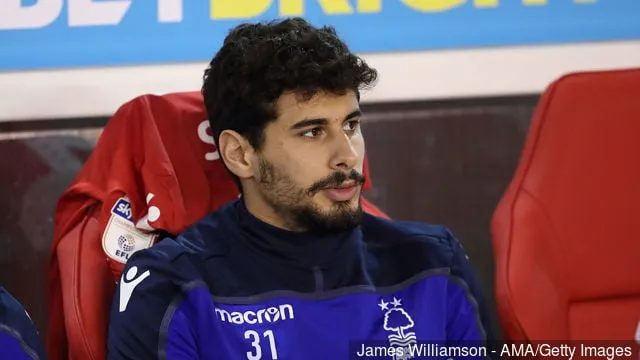 2018年10月3日、イングランド・ノッティンガムのシティ・グラウンドで行われたノッティンガム・フォレスト対ミルウォールのスカイ・ベット・チャンピオンシップ戦でのノッティンガム・フォレストのギル・ディアス。' title='ギル・ディアスとディオゴ・ゴンサルベスが9-0の勝利を鼓舞し、ノッティンガム・フォレストのファンが感動