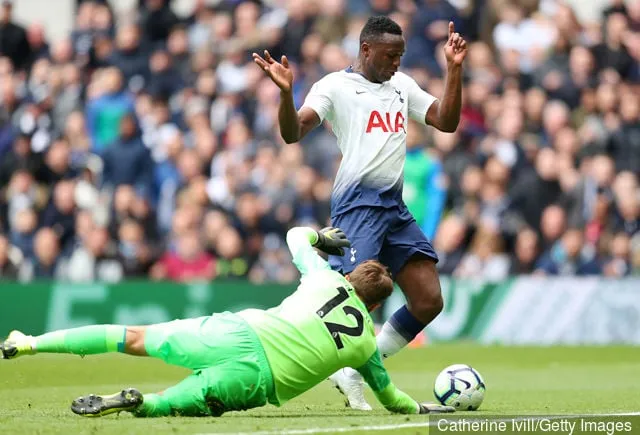 Victor Wanyama von Tottenham Hotspur nimmt den Ball um Ben Hamer von Huddersfield Town herum und schießt im Premier-League-Spiel zwischen... das erste Tor seiner Mannschaft.' title='Hat Victor Wanyama gerade sein letztes Spiel für Tottenham Hotspur gespielt?