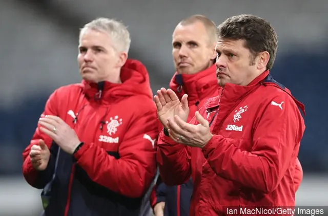 Rangers-cheftræner Graeme Murty ser på under den skotske FA Youth Cup-finale mellem Celtic og Rangers på Hampden Park den 26. april 2017 i Glasgow Skotland.' title='Jim Bett latterliggør Rangers beslutning om at appellere Ryan Jacks røde kort