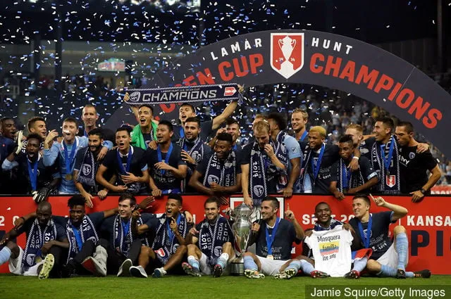 Sporting Kansas City-spillere feirer med trofeet etter å ha beseiret New York Red Bulls 2-1 for å vinne 2017 U.S. Open Cup-finalen på Children' title='Johnny Russell forlater offisielt Derby for MLS-siden Sporting KC