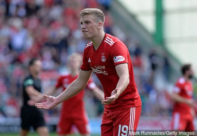 Lewis Ferguson fra Aberdeen appellerer om et straffespark sent i første halvleg under den skotske Premier League-kamp mellem Hibernian og Aberdeen på Easter Road den 25. august 2018 i...' title='Derek Ferguson reagerer efter at have hørt Rangers ønsker at genkontraktere sønnen Lewis