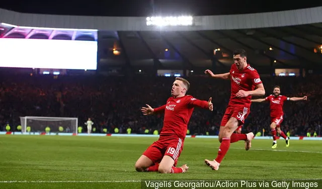 28. oktober 2018 Hampden Park Glasgow Skotland; Scottish League Cup fodbold semifinale Aberdeen versus Rangers; Lewis Ferguson fra Aberdeen fejrer sit mål efter at have gjort det til 1-0' title='Derek Ferguson reagerer efter at have hørt Rangers ønsker at genkontraktere sønnen Lewis