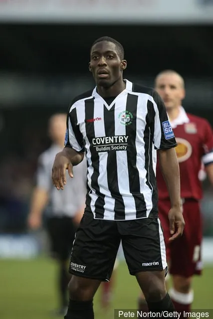 Malvin Kamara von den Forest Green Rovers in Aktion während des von E.ON gesponserten FA Cups in der ersten Runde zwischen Forest Green Rovers und Northampton Town im New Lawn am 6. November 2010 in...' title='Der ehemalige West-Ham-Star Dean Ashton reiht sich in die Liste der seltsamsten Routinen vor dem Spiel im Fußball ein