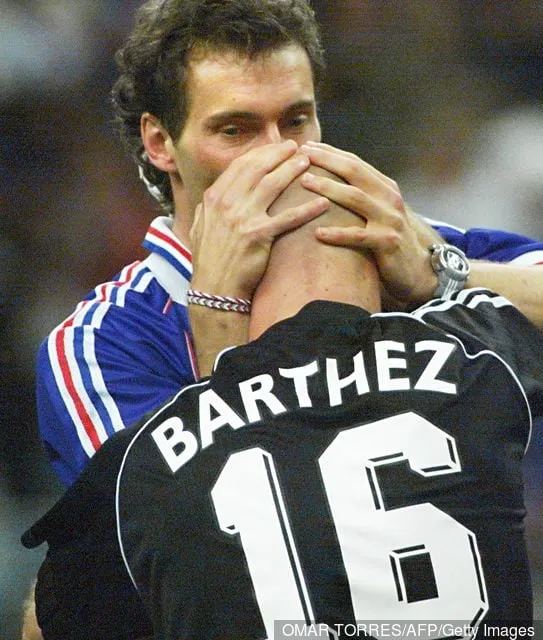 Der französische Spieler Laurent Blanc (hinten) küsst den Kopf von Torwart Fabien Barthez am 12. Juli im Stade de France in Saint-Denis nach dem WM-Finale zwischen Brasilien und Frankreich. Frankreich...' title='Der ehemalige West-Ham-Star Dean Ashton reiht sich in die Liste der seltsamsten Routinen vor dem Spiel im Fußball ein