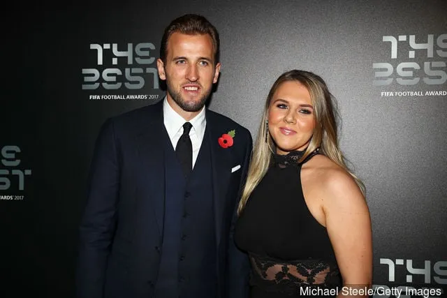 Harry Kane y Katie Goodland llegan a los premios The Best FIFA Football Awards - Green Carpet Arrivals el 23 de octubre de 2017 en Londres, Inglaterra.' title='Los fanáticos del Tottenham Hotspur reaccionan en Twitter cuando Harry Kane anuncia su matrimonio con Katie Goodland