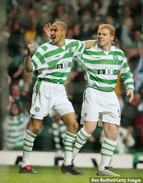 Celticin Henrik Larsson juhlii Celticin Neil Lennonin kanssa UEFA Cupin puolivälierän ensimmäisen osaottelun aikana Glasgow Celticin ja Liverpoolin välillä, joka pelattiin 13. maaliskuuta 2003 Celtic Parkissa...' title='Celtic-fanit haluavat Henrik Larssonin Lennonin kanssa eron jälkeen