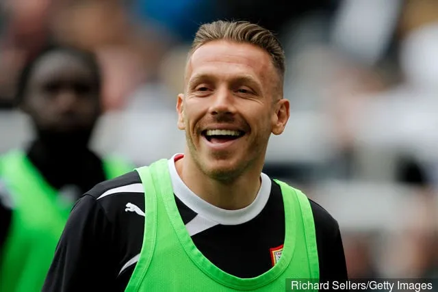 NEWCASTLE ENGLAND- 3. mai: Cardiff City' title='Newcastle-legenden Warren Barton gir tidligere lagkamerat Craig Bellamy tvilsom ære