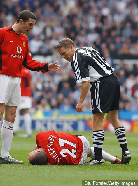 Craig Bellamy fra Newcastle United har ord med Mikael Silvetsre under FA Barclaycard Premier League-kampen mellom Newcastle og Manchester United på St James Park Newcastle England...' title='Newcastle-legenden Warren Barton gir tidligere lagkamerat Craig Bellamy tvilsom ære