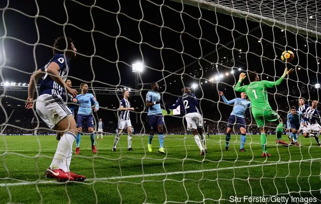 Newcastle-Kapitän Ciaran Clark (links vom Torwart) köpft in Newcastle' title='Fans reagieren auf die Leistung von Ciaran Clark von Newcastle United für Irland