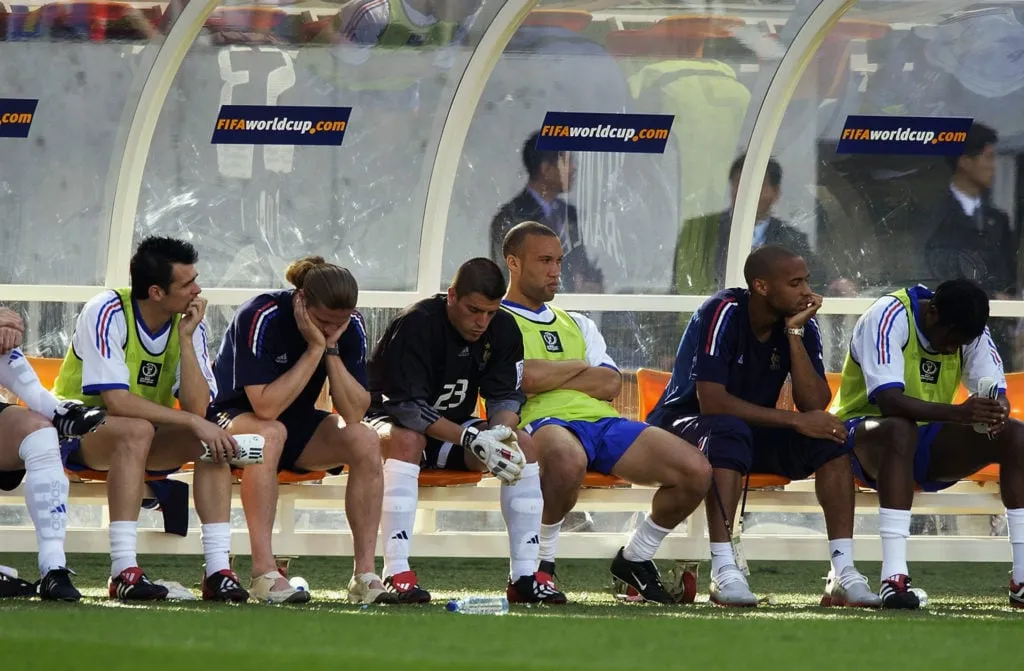 에마뉘엘 프티(머리를 맞대고)와 프랑스 벤치가 낙담한 표정을 짓고 있다' title='프랑스는 2002년 카타르 월드컵 방어전의 반복을 원하지 않을 것이다