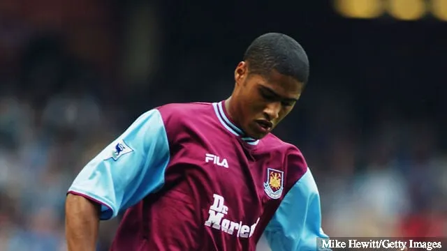 웨스트 햄 유나이티드의 글렌 존슨이 2003년 4월 21일 런던 업턴 파크에서 열린 웨스트 햄 유나이티드와 미들스브러 간의 FA 바클레이카드 프리미어십 경기에서 공을 가지고 달리고 있습니다....' title='글렌 존슨, 웨스트햄의 EFL 컵 굴욕에 반응