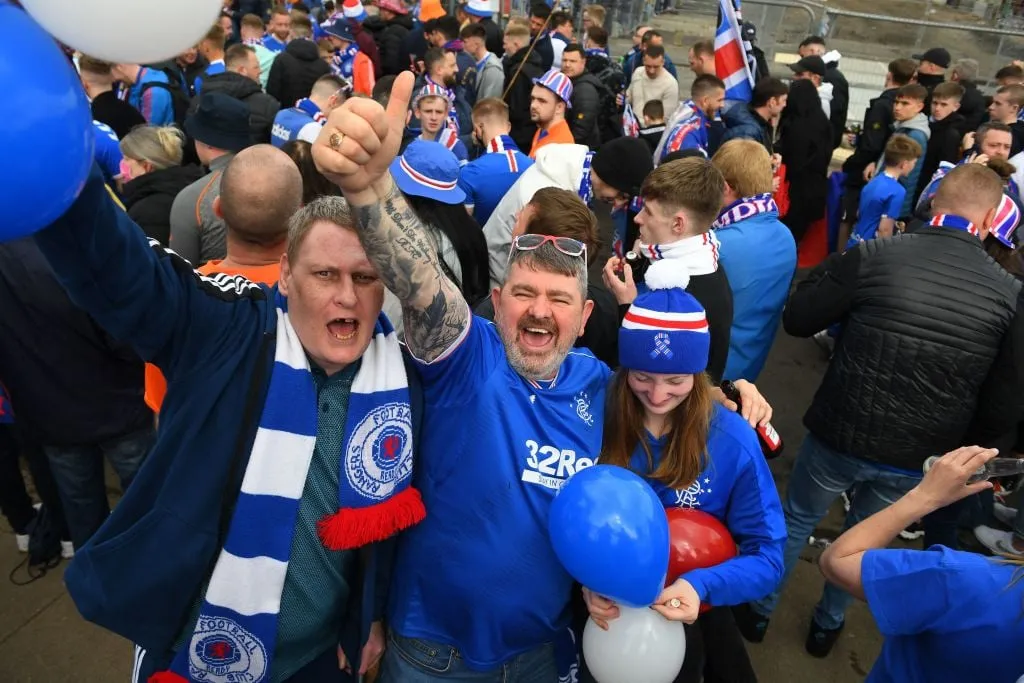 레인저스 팬들이 10년 만에 처음으로 스코틀랜드 프리미어십 트로피를 들어올린 후 2021년 5월 15일 글래스고에 있는 레인저스 풋볼 클럽의 홈구장인 아이브록스 스타디움 밖에서 축하합니다. - 레인저스는 지난 3월 역사적인 10연속 우승을 노리고 있던 셀틱으로부터 타이틀을 되찾으면서 스코틀랜드 프리미어십 타이틀을 마무리했습니다. (사진: ANDY BUCHANAN/AFP) (사진: ANDY BUCHANAN/AFP via Getty Images)' title=''울다' '와우': 레인저스 팬들은 2월에 누구와 뛸지 믿을 수 없다