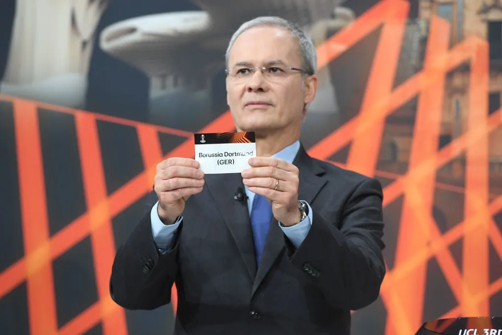 스위스 니옹 - 12월 13일: 조르지오 마르케티 UEFA 부총무장관이 2021년 12월 13일 스위스 니옹의 UEFA 본부 유럽 축구 하우스에서 열린 UEFA 유로파리그 2021/22 녹아웃 플레이오프 조추첨 도중 보루시아 도르트문트의 카드를 뽑는다. (사진: Richard Juilliart - UEFA/UEFA via Getty Images)' title=''울다' '와우': 레인저스 팬들은 2월에 누구와 뛸지 믿을 수 없다