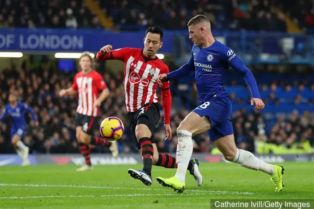 Рос Барклі з 'Чэлсі' змагаецца за валоданне мячом з Маяй Ёсідай з 'Саўтгемптана' падчас матчу Прэм'ер-лігі паміж ФК 'Чэлсі' і ФК 'Саўтгэмптан' на 'Стэмфард Брыдж' 2 студзеня 2019 года...' title='Майя Ёсіда каментуе таварыскі матч Саўтгемптана ў Кітаі