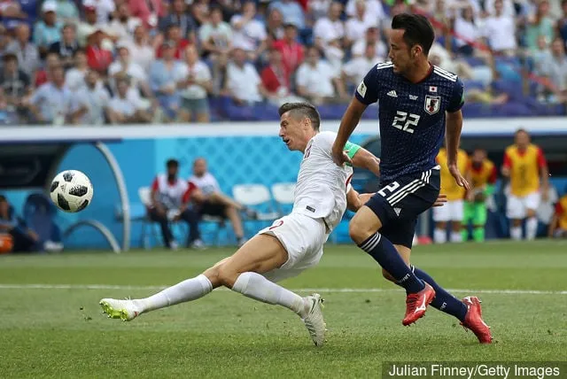 Роберт Левандоўскі з Польшчы страляе пад ціскам Маі Ёшыды з Японіі падчас матчу групы H чэмпіянату свету па футболе 2018 у Расіі паміж камандамі Японіі і Польшчы на «Валгаград-Арэне» ў чэрвені...' title='Майя Ёсіда каментуе таварыскі матч Саўтгемптана ў Кітаі