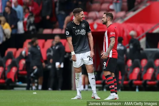 Stephen Ward van Burnley en Danny Ings van Southampton tijdens de Premier League-wedstrijd tussen Southampton FC en Burnley FC in St Mary' title='Southampton-fans reageren op Danny Ings optreden tegen Burnley