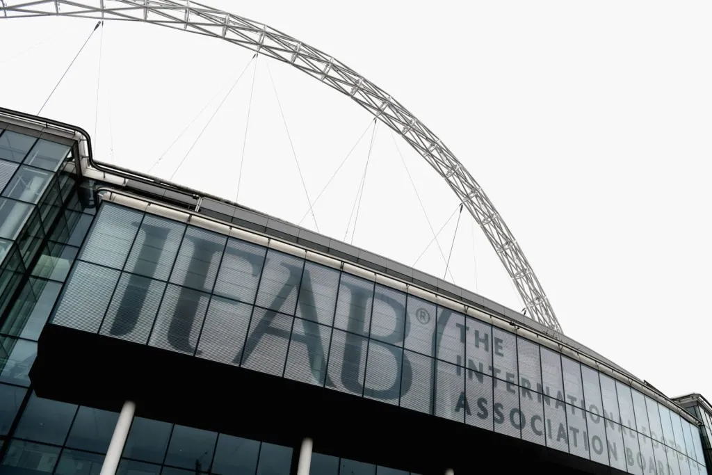 IFAB:n vuosikokous' title='Kuinka pitkä puoliaika jalkapallossa on? MM-kisojen intervallisäännöt selitetty