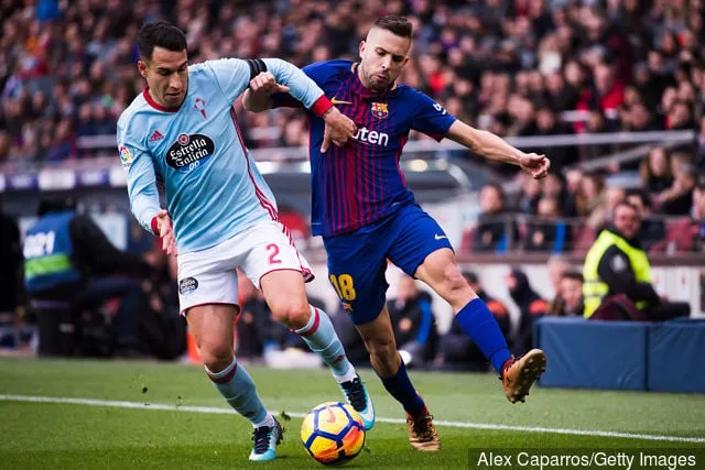 Jordi Alba fra FC Barcelona kjemper om ballen med Hugo Mallo fra Celta de Vigo under La Liga-kampen mellom FC Barcelona og Celta de Vigo på Camp Nou 2. desember 2017 i Barcelona...' title='Rapport: Celta Vigo belønner Hugo Mallo med forbedret avtale etter å ha avvist Fulham-trekket på 9 millioner pund