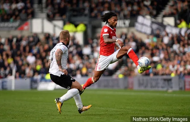 Armand Traore aus Nottingham Forest in Aktion während des Sky Bet Championship-Spiels zwischen Derby County und Nottingham Forest im iPro Stadium am 15. Oktober 2017 in Derby, England.' title='Die Fans von Nottingham Forest reagieren auf den Auftritt von Armand Traore für Cardiff