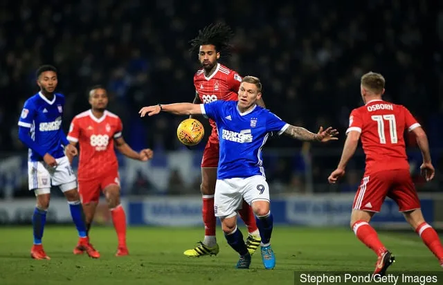 Martyn Waghorn aus Ipswich Town und Armand Traore aus Nottingham Forest kämpfen während des Sky Bet Championship-Spiels zwischen Ipswich Town und Nottingham Forest in der Portman Road um den Ball...' title='Die Fans von Nottingham Forest reagieren auf den Auftritt von Armand Traore für Cardiff