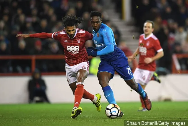 Danny Welbeck von Arsenal tritt gegen Armand Traore von Nottingham Forest während des Emirates FA Cup Third Round-Spiels zwischen Nottingham Forest und Arsenal am City Ground am 7. Januar 2018 an...' title='Die Fans von Nottingham Forest reagieren auf den Auftritt von Armand Traore für Cardiff