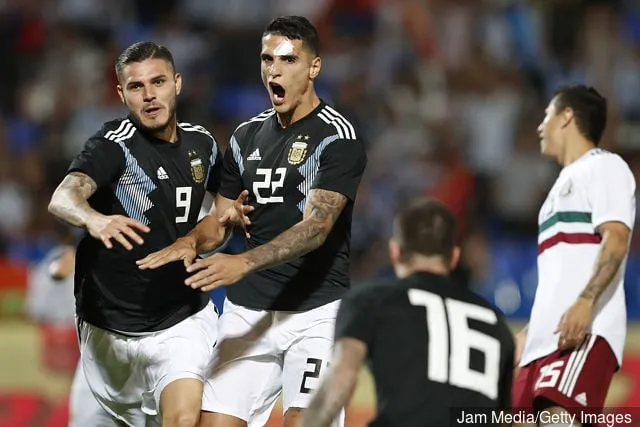 Az argentin Mauro Icardi (L) csapattársával, Erik Lamelával (C) és Rodrigo de Paulral (R) ünnepel, miután csapata első gólját szerezte az argentin–mexikói barátságos mérkőzésen...' title='Mauricio Pochettino fitneszfrissítést biztosít a Tottenham Hotspur triójában