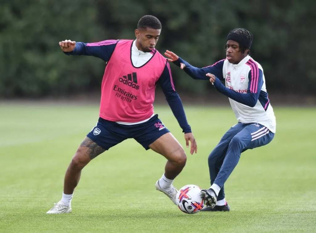 Трэніроўка Арсенала' title='Джош Нікалс быў заўважаны на трэніроўцы першай каманды 'Арсенала' перад матчам з 'Ліверпулем'.