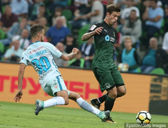 Fyodor Smolov (R) fra FC Krasnodar utfordres av Emanuel Mammana fra FC Zenit St. Petersburg under den russiske Premier League-kampen mellom FC Krasnodar v FC Zenit St. Petersburg på...' title='West Ham United-fansen reagerer på Twitter på Fedor Smolov-lenker