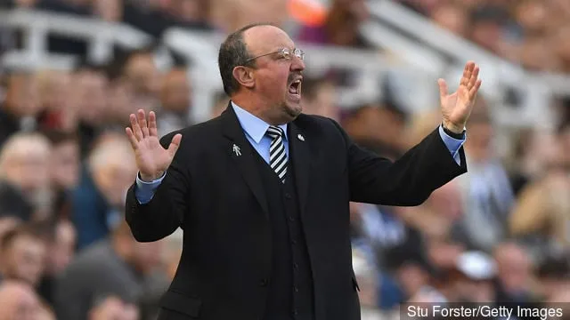 Rafa Benitez, manager de Newcastle, réagit lors du match de Premier League entre Newcastle United et Leicester City à St. James Park le 29 septembre 2018 à Newcastle upon Tyne United...' title='Robbie Elliott donne des conseils au manager de Newcastle, Rafa Benitez, sur Twitter
