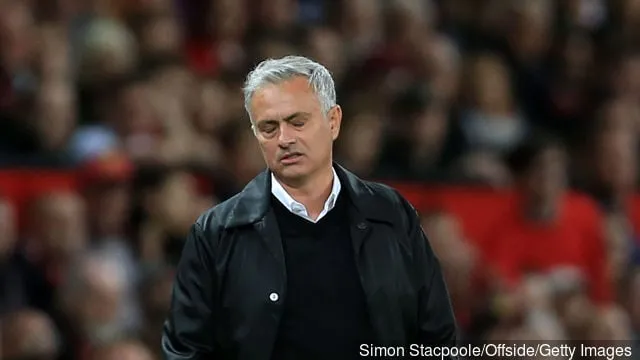 Jose Mourinho, manager de Man Utd, semble abattu lors du match de Premier League entre Manchester United et Tottenham Hotspur à Old Trafford le 27 août 2018 à Manchester en Angleterre.' title='Robbie Elliott donne des conseils au manager de Newcastle, Rafa Benitez, sur Twitter