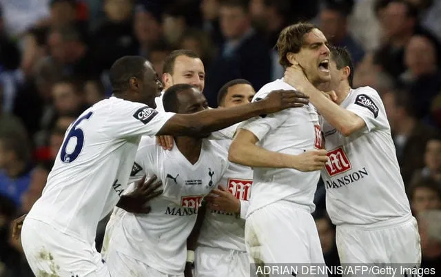 Jonathan Woodgate (2. R) fra Tottenham Hotspur fejrer scoringen af et forlænget mål mod Chelsea under Carling Cup-finalen på Wembley Stadium i London den 24. februar 2008. AFP...' title='Hvor er de nu? Spurs bænk fra den triumferende 2008 League Cup-finale