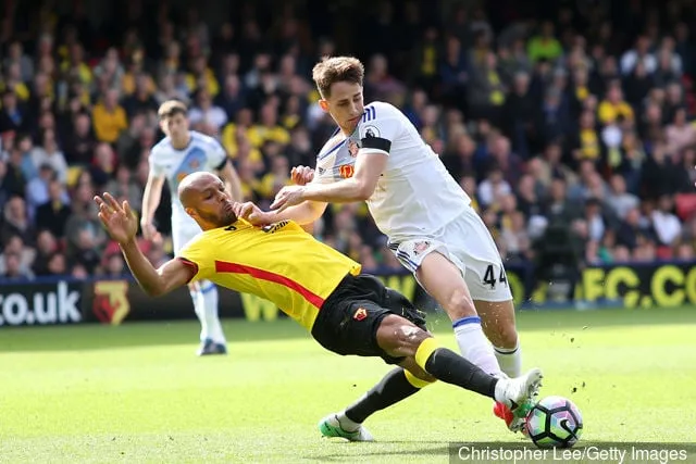 Younes Kaboul fra Watford (L) og Adnan Januzaj fra Sunderland (R) kæmper om besiddelse under Premier League-kampen mellem Watford og Sunderland på Vicarage Road den 1. april 2017 i...' title='Hvor er de nu? Spurs bænk fra den triumferende 2008 League Cup-finale