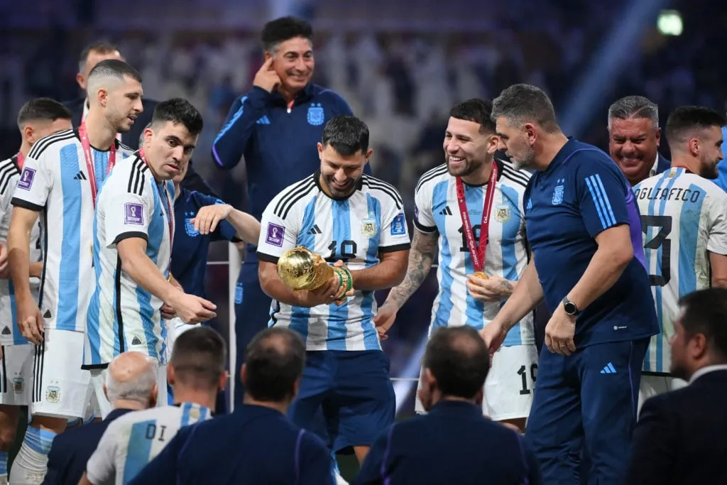 saiko agoro maailmancup-mitalin' title='Saiko Aguero MM-mitalin? Hämmennystä, kun Manchester Cityn legenda juhlii Argentiinan kanssa