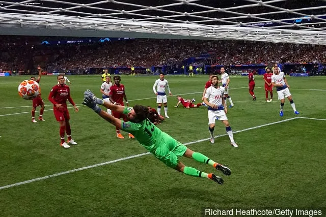 Alisson del Liverpool si tuffa per salvare durante la finale di UEFA Champions League tra Tottenham Hotspur e Liverpool all'Estadio Wanda Metropolitano il 1° giugno 2019 a Madrid, Spagna.' title='Pepe Reina consiglia ad Alisson del Liverpool di migliorare sempre di più